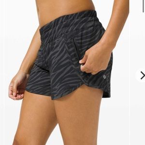 Lululemon Tracker Short V *4"
Le Tigre Camo Deep Coal Multi